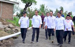 Kunjungi Desa Layoa, Presiden Jokowi Jalan Diatas Slag Nikel Huadi Group 