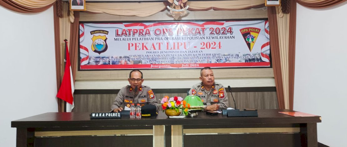 Wakapolres Jeneponto Kompol Muh Idris didampingi Kabag Ops Kompol H Abdul Halim, saat menyampaikan bahwa Polres Jeneponto akan melakukan operasi Penyakit Masyarakat (Pekat) tahun 2024. Wakapolres Jeneponto Kompol Muh Idris didampingi Kabag Ops Kompol H Abdul Halim, saat menyampaikan bahwa Polres Jeneponto akan melakukan operasi Penyakit Masyarakat (Pekat) tahun 2024.
