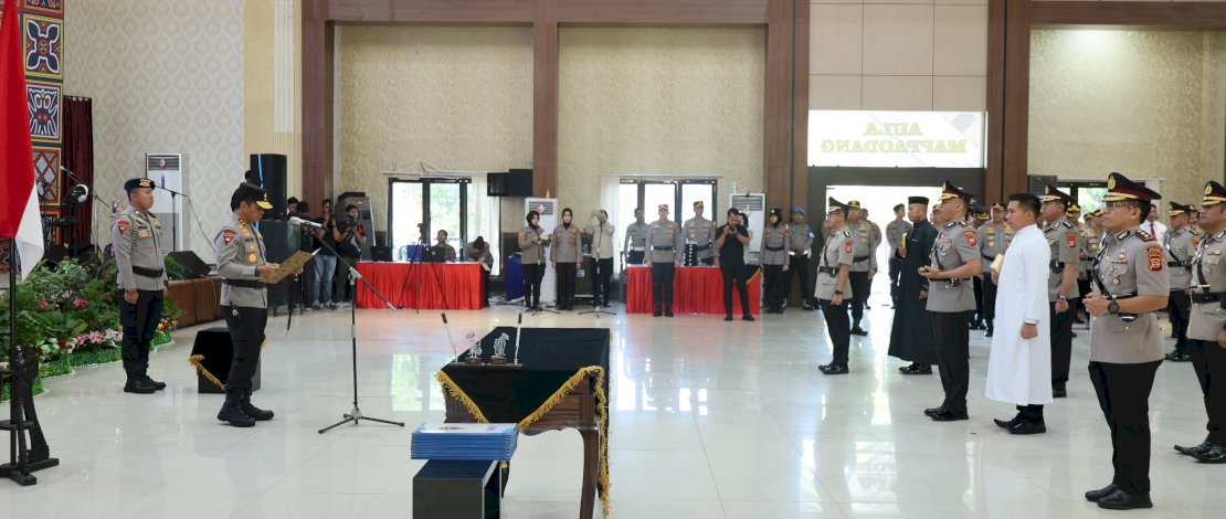 Kapolda Sulsel, Irjen Pol Andi Rian R Djajadi memimpin serah terima jabatan Kapolres jajaran di Aula Mappaodang Mapolda Sulsel.(IST) Kapolda Sulsel, Irjen Pol Andi Rian R Djajadi memimpin serah terima jabatan Kapolres jajaran di Aula Mappaodang Mapolda Sulsel.(IST)