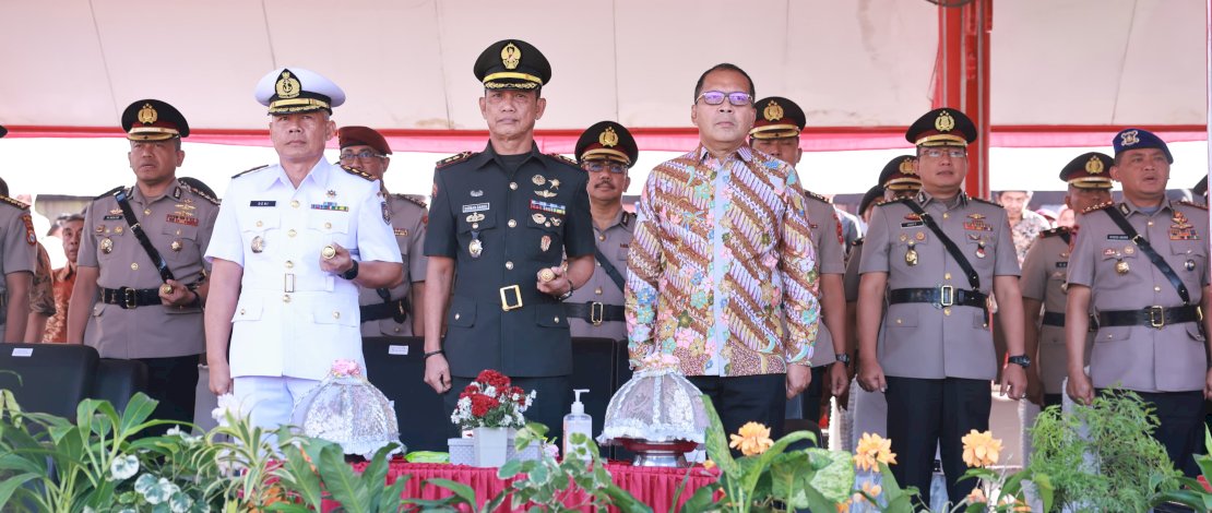 Wali Kota Makassar Moh Ramdhan Pomanto ikut menghadiri dan meramaikan Upacara Penutupan, Pelantikan dan Pengambilan Sumpah Pendidikan Pembentukan Bintara Polri Gelombang I 2024 SPN Polda Sulsel.