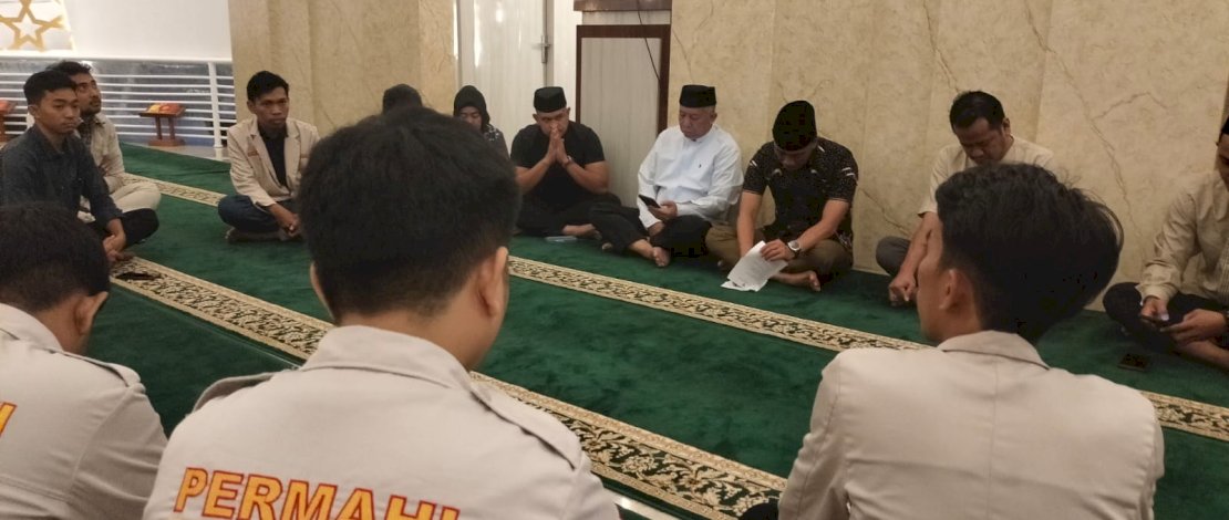 Penjabat Gubernur Sulawesi Selatan, Prof. Zudan Arif Fakrulloh, menerima audiensi dan berdialog dengan Perhimpunan Mahasiswa Hukum Indonesia (Permahi) Makassar, di Masjid Rumah Jabatan Gubernur, Kamis, 11 Juli 2024.