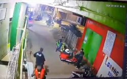 Terekam CCTV, Geng Motor Serang Warga di Manggala Pakai Parang dan Anak Panah