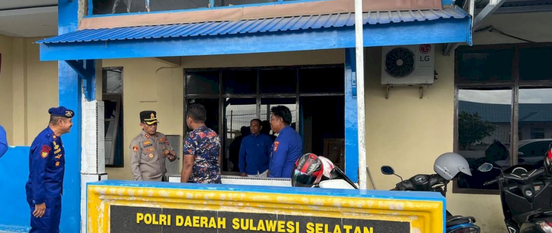 Kapolres Selayar AKBP Adnan Pandibu melakukan Inspeksi Mendadak (Sidak) ke Kantor Sat Polair yang berlokasi di Jalan Penghibur, depan Pelabuhan Benteng Kepulauan Selayar, kemarin, Kamis, 11 Juli 2024. Kapolres Selayar AKBP Adnan Pandibu melakukan Inspeksi Mendadak (Sidak) ke Kantor Sat Polair yang berlokasi di Jalan Penghibur, depan Pelabuhan Benteng Kepulauan Selayar, kemarin, Kamis, 11 Juli 2024.