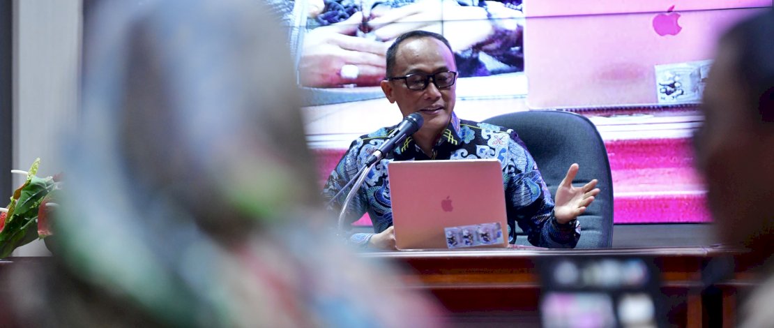 Pj Gubernur Sulsel Prof Zudan Arif Fakrulloh menghadiri Pertemuan Pembahasan Data Stunting Hasil Sistem Kesehatan Indonesia (SKI) dengan Hasil Data Eletronik Pencatatan dan Pelaporan Gizi Berbasis Masyarakat (e-PPGBM), di Ruang Command Center Kantor Gubernur, Kamis, 11 Juli 2024.