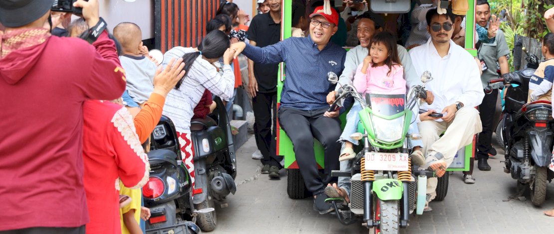 Potret Kebahagiaan Danny Pomanto Bermain Kelereng Bareng Anak-anak Pulau Barrang Lompo