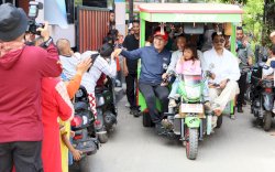 Potret Kebahagiaan Danny Pomanto Bermain Kelereng Bareng Anak-anak Pulau Barrang Lompo