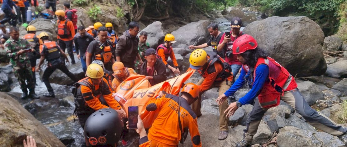 Tim SAR gabungan mengevakuasi jenazah dua remaja yang tenggelam di Air Terjun Jami. (IST) Tim SAR gabungan mengevakuasi jenazah dua remaja yang tenggelam di Air Terjun Jami. (IST)
