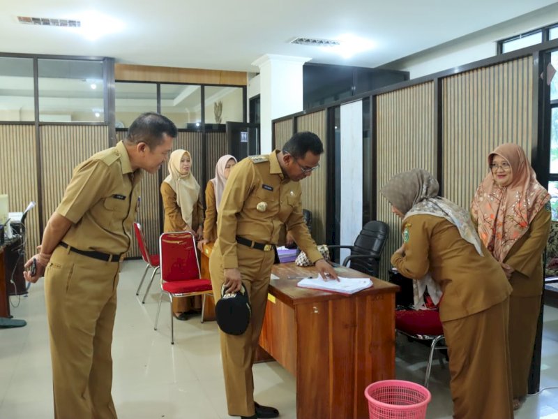 Pantau Kehadiran Pegawai, Pj Bupati Takalar Sidak ke Sejumlah OPD