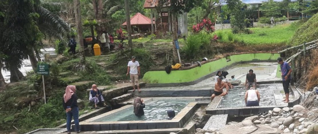 Kepala Pusat Pengembangan Sumber Daya Manusia (PPSDM) Kementerian Dalam Negeri Regional Makassar, Sugiarto, terlihat sedang berada di sebuah objek wisata yang ada di Masamba, Luwu Utara. Tepatnya di Permandian Air Panas Pincara, Minggu, 14 Juli 2024.