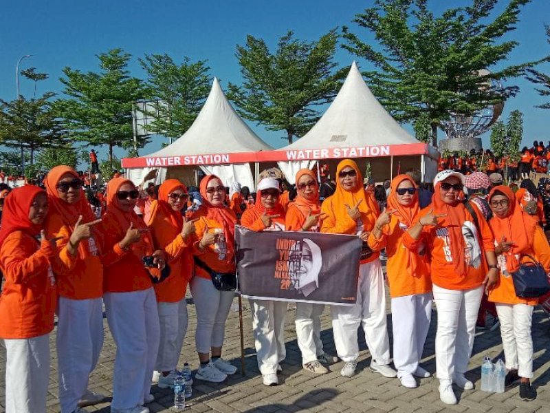 Puluhan Ribu Peserta Meriahkan Senam Inninawa Bersama Komunitas PSM di Tugu MNEK