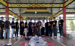 Komunitas Bassi Tammi Bersihkan Benda Pusaka di Makam Datuk Patimang