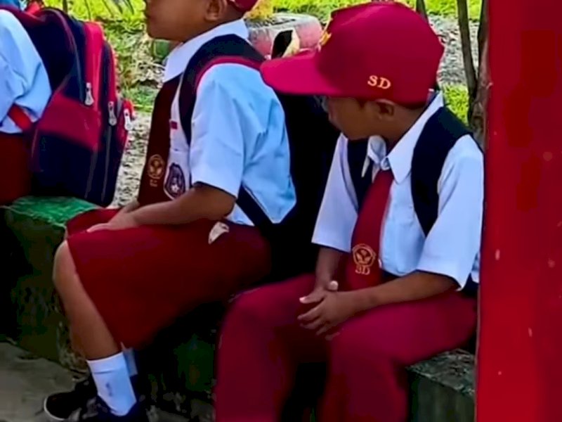 Siswa SD di Mamuju Tengah Masuk Sekolah Pakai Sendal Jepit Banjir Bantuan