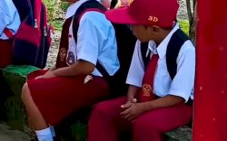 Siswa SD di Mamuju Tengah Masuk Sekolah Pakai Sendal Jepit Banjir Bantuan