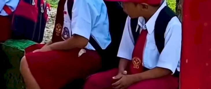 Siswa SD di Mamuju Tengah Masuk Sekolah Pakai Sendal Jepit Banjir Bantuan