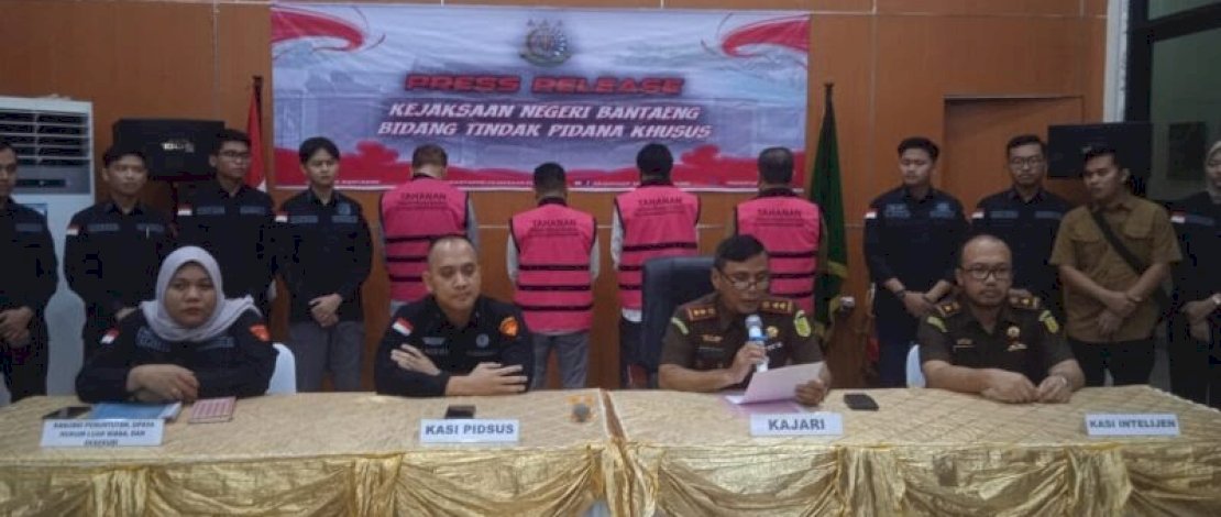 Kajari Bantaeng, Satria Abdi saat jumpa pers penetapan tersangka 3 Pimpinan dan Sekretaris DPRD Bantaeng. (IST) Kajari Bantaeng, Satria Abdi saat jumpa pers penetapan tersangka 3 Pimpinan dan Sekretaris DPRD Bantaeng. (IST)