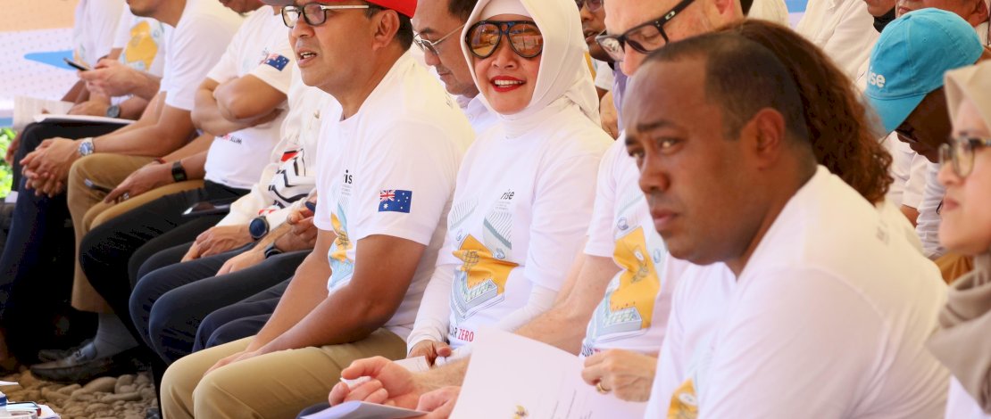 Wali Kota Makassar Moh Ramdhan Pomanto bersama Ketua TP PKK Makassar Indira Yusuf Ismail saat Program Revitalising Informal Settlements and their Environments (RISE) di Bulurokeng, Kecamatan Biringkanaya. (Humas Pemkot Makassar)