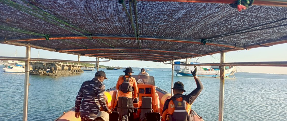 Tim SAR gabungan bergerak mengevakuasi penumpang KLM Santri Darussalam GT 15 yang mengalami patah kemudi di Perairan Selayar.( Basarnas Makassar)