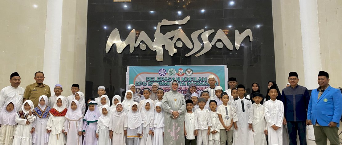 Ketua Tim Penggerak PKK Kota Makassar, Indira Jusuf Ismail, melepas peserta Kafilah FASI XII Kota Makassar untuk bertanding di Kabupaten Bantaeng pada 25-28 Juli 2024, di Baruga Anging Mammiri Rujab Walikota Makassar, Selasa malam, 16 Juli 2024.