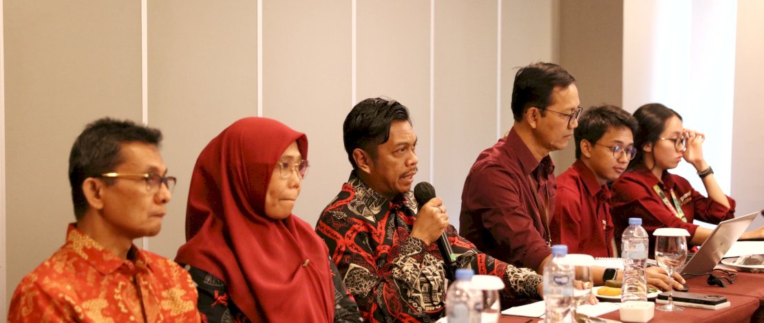 Pj Sekda Makassar Firman Pagarra melakukan presentasi capaian, inovasi serta visi misi Pemkot Makassar dihadapan tim penilai dari Kemenpan RB, di Hotel JS Jalawansa, Rabu, 17 Juli 2024.