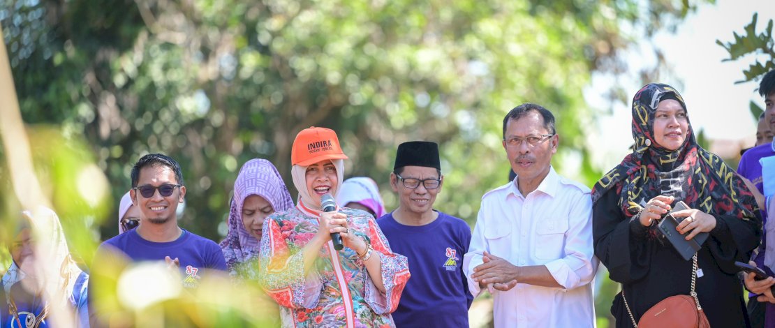Ketua TP PKK Kota Makassar Indira Yusuf Ismail turut meramaikan perayaan Hari Ulang Tahun (HUT) Himpunan Keluarga Massenrempulu (HIKMA) yang ke 87 tahun, di Jalan Puncak Tarang Kabupaten Gowa, Rabu, 17 Juli 2024. 