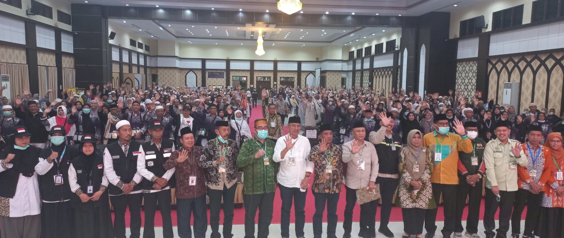 Kemenag Sultra saat menerima jemaah haji kloter 31 dari PPIH Debarkasi Makassar di Aula Arafah Asrama Haji Sudiang. Kemenag Sultra saat menerima jemaah haji kloter 31 dari PPIH Debarkasi Makassar di Aula Arafah Asrama Haji Sudiang.