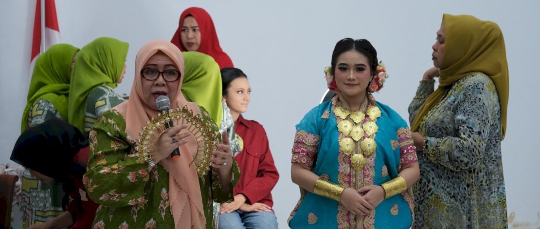 TP PKK Kota Makassar menggelar sosialisasi tata cara berbusana daerah yang benar berbasis kearifan lokal.
