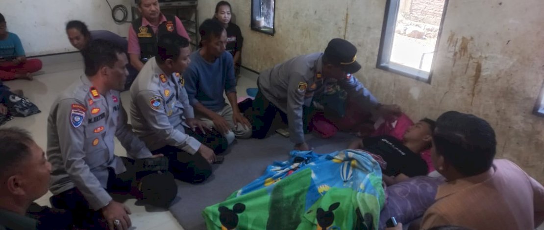 Pj Bupati Jeneponto Junaedi Bakri bersama Kapolres Jeneponto AKBP Widi Setiawan, mengunjungi korban perkelahian antar pelajar di rumahnya. Pj Bupati Jeneponto Junaedi Bakri bersama Kapolres Jeneponto AKBP Widi Setiawan, mengunjungi korban perkelahian antar pelajar di rumahnya.