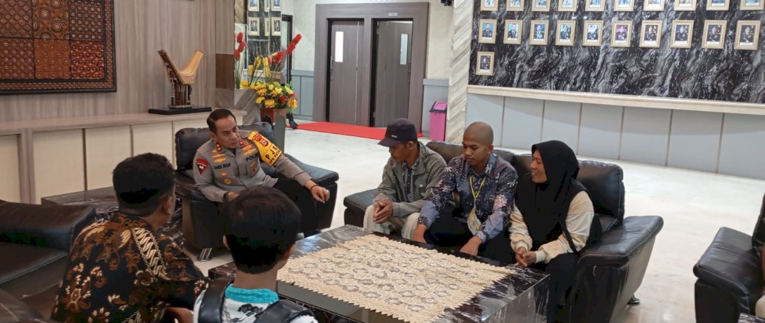 Kiki Wulandari (19) dan Rahmat Daniel (19), yang baru saja dinyatakan lulus sebagai anggota Polri, mengunjungi Kapolda Sulawesi Selatan, Irjen Pol Andi Rian R Djajadi, di Markas Polda Sulsel pada Kamis, 18 Juli 2024.
