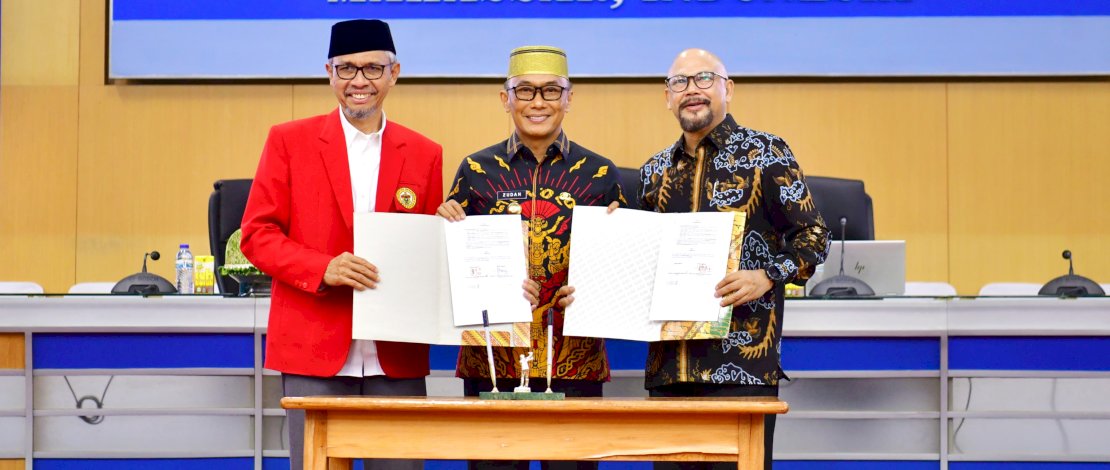 Pj Gubernur Sulsel Prof Zudan Arif Fakrulloh saat menandatangi MoU di Rektorat Universitas Hasanuddin. (IST)