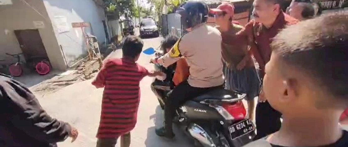 Seorang pemulung diamuk warga di Komplek Cokonuri, Kecamatan Rappocini, Makassar, Jumat siang, 19 Juli 2024.