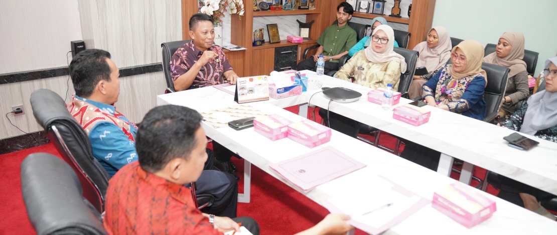 Pelaksana Harian (Plh) Sekertaris Daerah Provinsi Sulsel, Andi Darmawan Bintang, memimpin rapat bersama DLHK Sulsel dan pihak rumah sakit terkait pengolahan limbah B3, di ruang kerja Sekda, Jumat 19 Juli 2024. Pelaksana Harian (Plh) Sekertaris Daerah Provinsi Sulsel, Andi Darmawan Bintang, memimpin rapat bersama DLHK Sulsel dan pihak rumah sakit terkait pengolahan limbah B3, di ruang kerja Sekda, Jumat 19 Juli 2024.