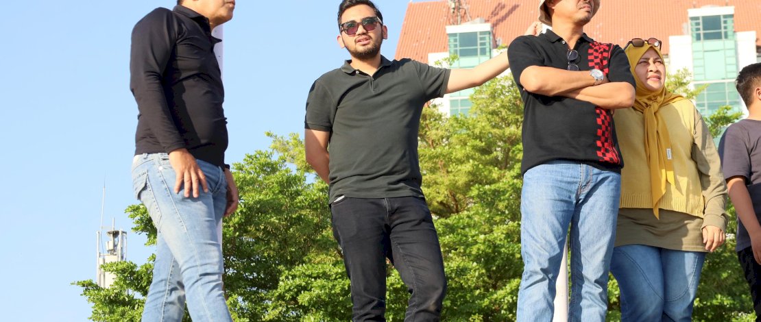 Wali Kota Makassar Moh Ramdhan Pomanto didampingi Kepala Dinas Pariwisata Muhammad Roem dan Plt Kepala Diskominfo Ismawaty Nur menonton aksi Aerobatic Trike dari Anjungan City Of Makassar, Sabtu, 20 Juli 2024.