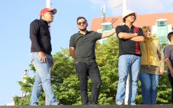 Danny Pomanto Tinjau Persiapan F8 dan Nonton Aerobatic Trike dari Anjungan City of Makassar