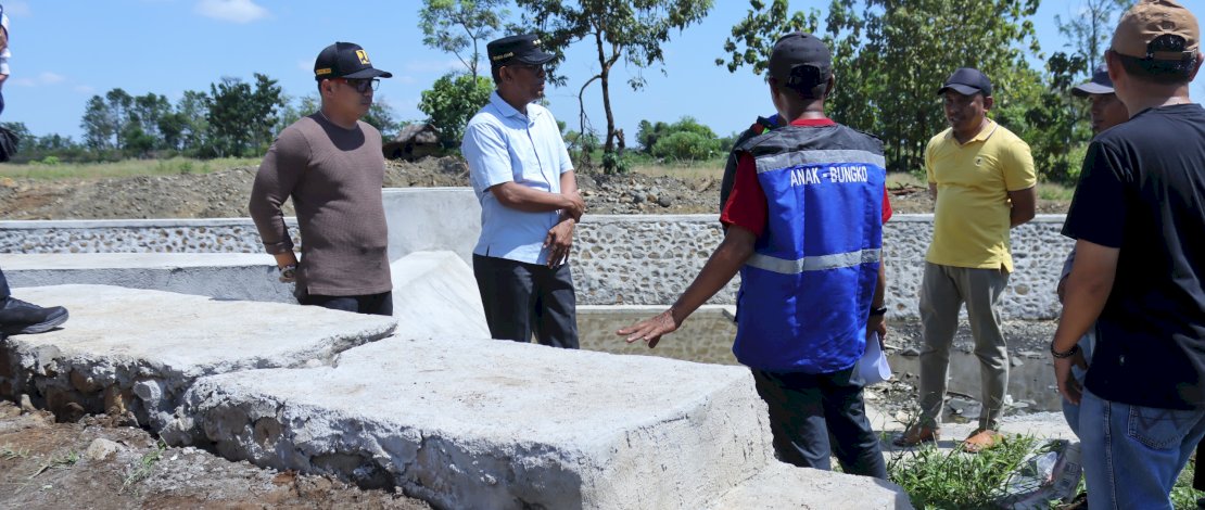 Pj Bupati Takalar Setiawan Aswad, bersama Kepala Dinas PUTRPKP Kabupaten Takalar Budiar Rosal Saleh, serta Kepala Bidang Sumber Daya Air dan Tim Teknis Dinas PUTRPKP meninjau langsung ke lokasi Proyek Pekerjaan Rehabilitasi Jaringan Irigasi Bendung di Lembang Loe.