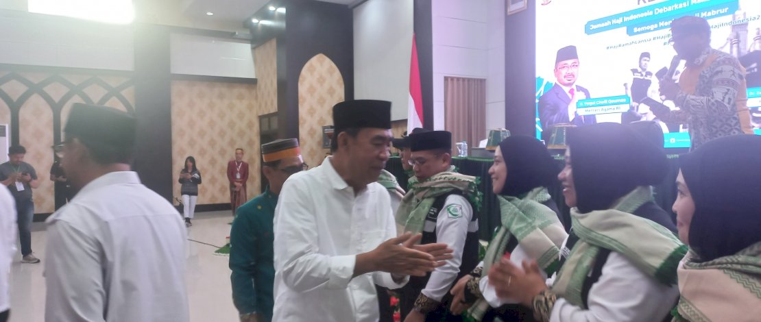 Ketua Komisi VIII DPR RI, Ashabul Kahfi saat menerima kedatangan Kloter 37 Debarkasi Makassar di Aula Arafah Asrama Haji Sudiang. Ketua Komisi VIII DPR RI, Ashabul Kahfi saat menerima kedatangan Kloter 37 Debarkasi Makassar di Aula Arafah Asrama Haji Sudiang.