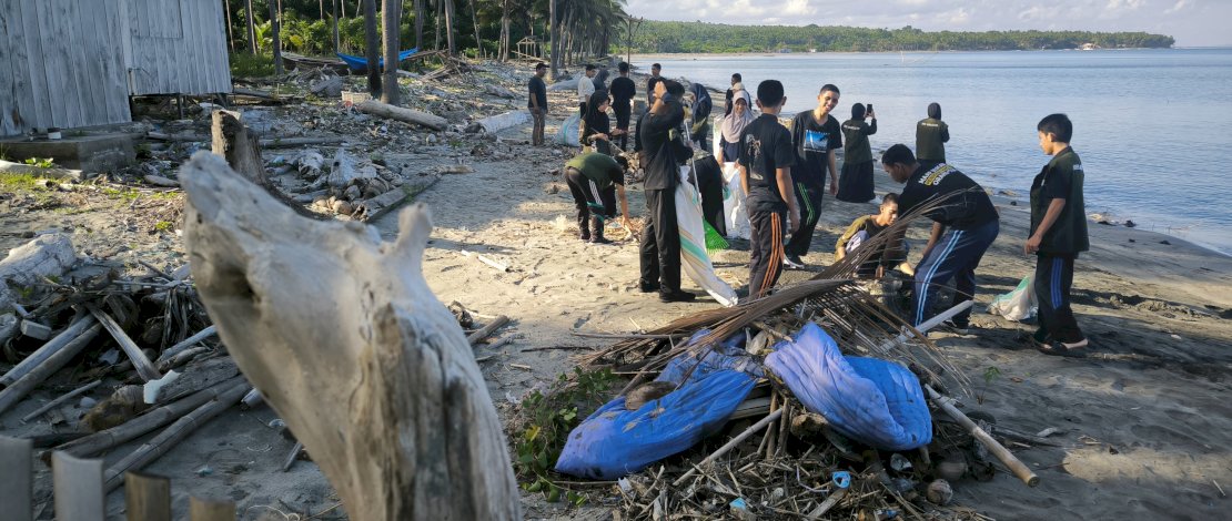 Generasi Muda Kepulauan Selayar Gelar Aksi Bersih Pantai dan Pelepasan Tukik