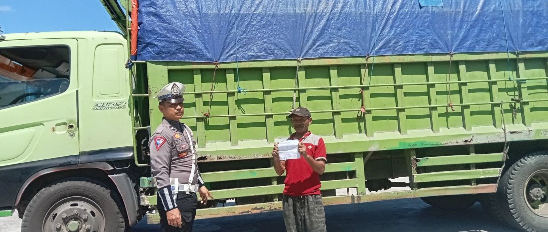 Satlantas Polres Maros menilang truk ODOL saat Operasi Patuh Pallawa Lipu 2024. (IST)