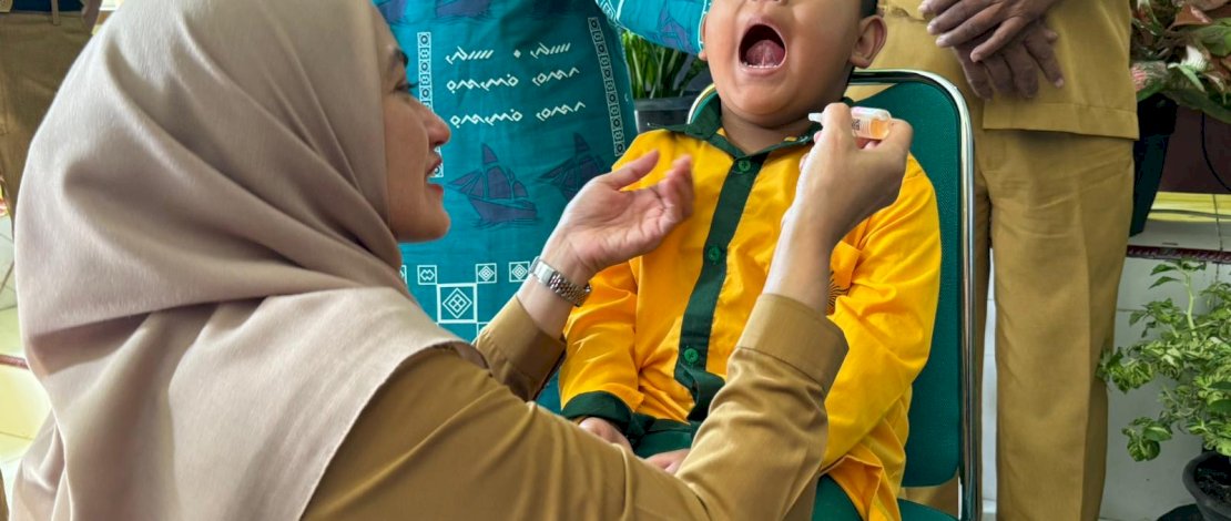 Bupati Lutra Pusatkan PIN Polio 2024 di Desa Sumber Harum 