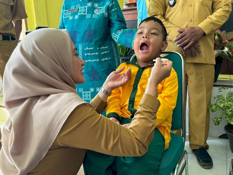 Bupati Lutra Pusatkan PIN Polio 2024 di Desa Sumber Harum 