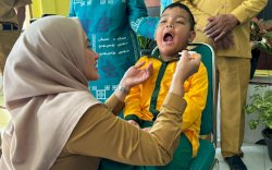 Bupati Lutra Pusatkan PIN Polio 2024 di Desa Sumber Harum 