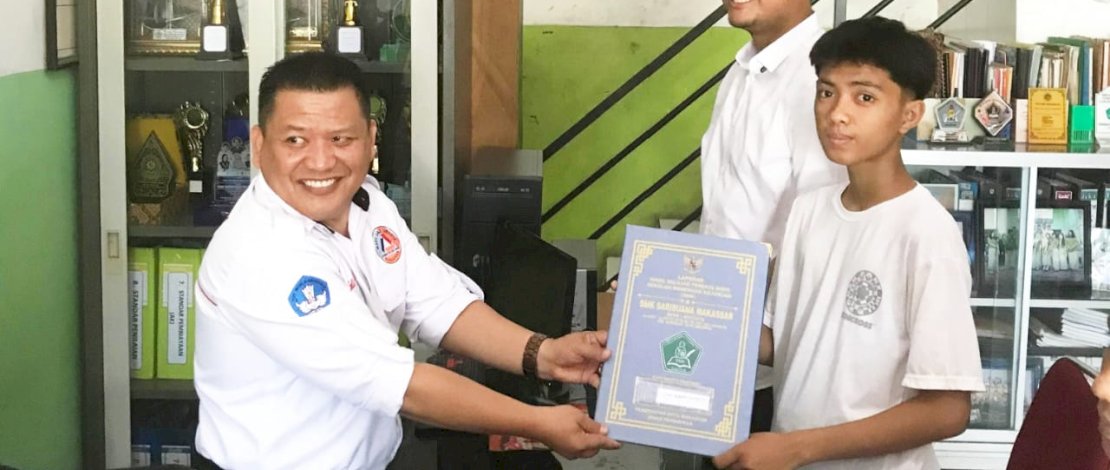Andi Seto Asapa saat menemani Mohammad Syawal Ramadhan menebus ijazahnya yang sudah tertahan 4 tahun di SMK Yayasan Pendidikan Saribuana, Makassar. Andi Seto Asapa saat menemani Mohammad Syawal Ramadhan menebus ijazahnya yang sudah tertahan 4 tahun di SMK Yayasan Pendidikan Saribuana, Makassar.
