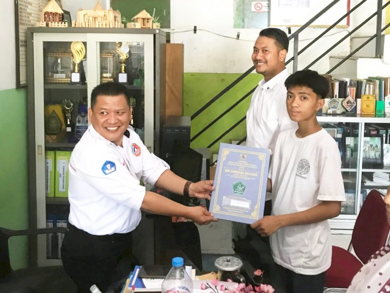 Tebus Ijazah Warga Ballaparang, Andi Seto Disambut Haru