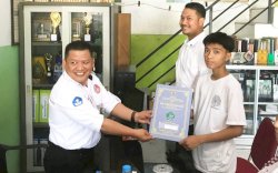Tebus Ijazah Warga Ballaparang, Andi Seto Disambut Haru