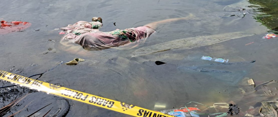 Mayat pria tanpa identitas ditemukan mengapung di sungai, Jalan Pampang IV, Kecamatan Panakkukang, Makassar, Rabu, 24 Juli 2024. 