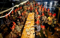 Danny Pomanto Ajak Tamu Luar Negeri F8 Makassar Nikmati Sunset dari Atas Kapal Pinisi