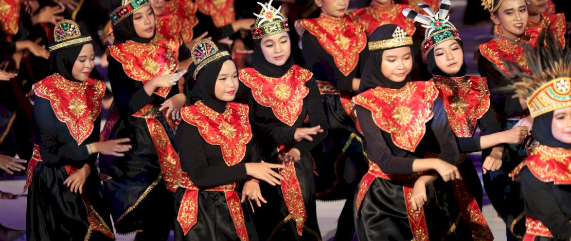 Sekira 400 siswa siswi SMP se-Kota Makassar menggebrak pembukaan Makassar International Eight Festival and Forum (F8) dalam Tari Harmoni Nusantara di Panggung Utama, Kawasan Tugu MNEK pada Rabu malam, 24 Juli 2024. Sekira 400 siswa siswi SMP se-Kota Makassar menggebrak pembukaan Makassar International Eight Festival and Forum (F8) dalam Tari Harmoni Nusantara di Panggung Utama, Kawasan Tugu MNEK pada Rabu malam, 24 Juli 2024.