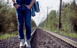 10 Rekomendasi Merk Celana Jeans Pria Terbaik untuk Penampilan Maksimal