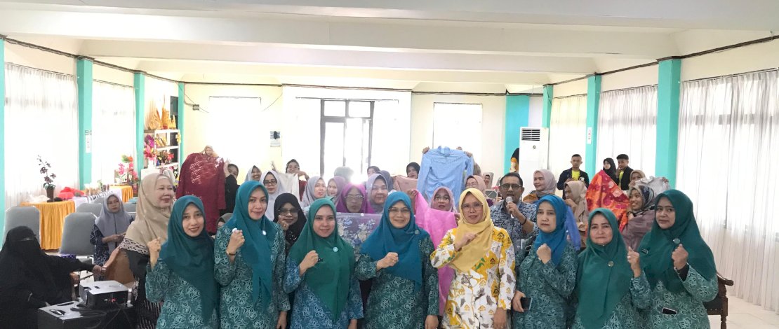 Dinas Pariwisata, Pemuda, dan Olahraga Kabupaten Takalar bekerjasama dengan Tim Penggerak PKK Kabupaten Takalar menggelar acara sosialisasi dan pelatihan mengenai daur ulang sandang, di Gedung PKK Kabupaten Takalar, Kamis, 25 Juli 2024. Dinas Pariwisata, Pemuda, dan Olahraga Kabupaten Takalar bekerjasama dengan Tim Penggerak PKK Kabupaten Takalar menggelar acara sosialisasi dan pelatihan mengenai daur ulang sandang, di Gedung PKK Kabupaten Takalar, Kamis, 25 Juli 2024.