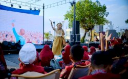 Panggung F8 Makassar Hadirkan Dongeng Keliling Hibur 100 Siswa SDN Garuda
