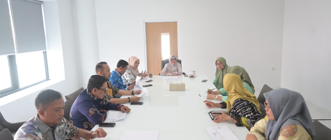 Ketua TP PKK Makassar Indira Yusuf Ismail memimpin rapat persiapan penialain SMEP tingkat Provinsi. Ketua TP PKK Makassar Indira Yusuf Ismail memimpin rapat persiapan penialain SMEP tingkat Provinsi.